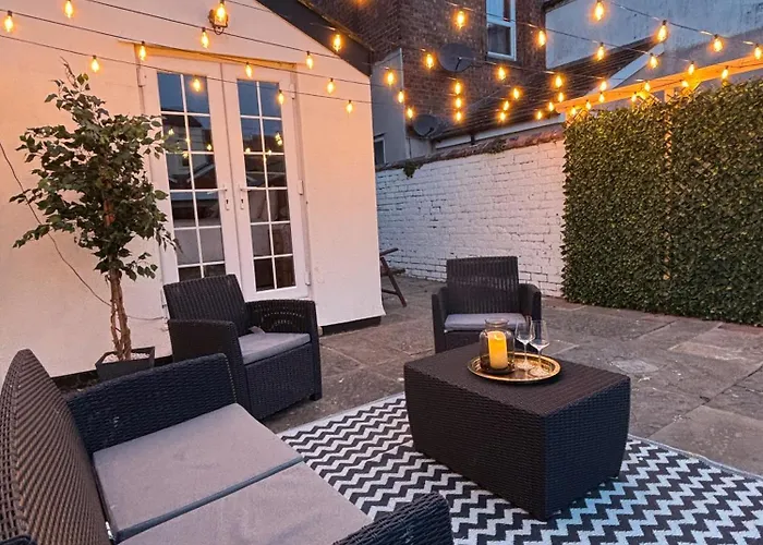Lethbridge Villa 49 3-Bedroom Apartment With Garden, Fibre Wifi, Free Parking, Sleeps 6