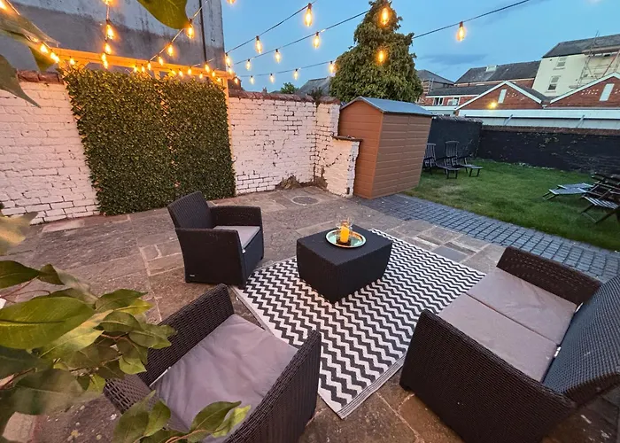 Lethbridge Villa 49 3-Bedroom Apartment With Garden, Fibre Wifi, Free Parking, Sleeps 6