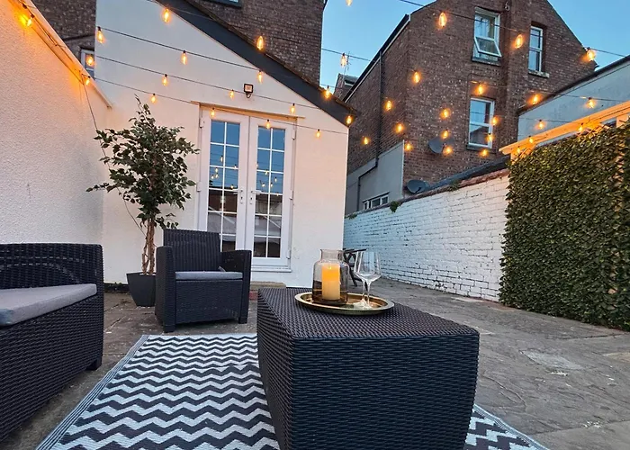 Lethbridge Villa 49 3-Bedroom Apartment With Garden, Fibre Wifi, Free Parking, Sleeps 6