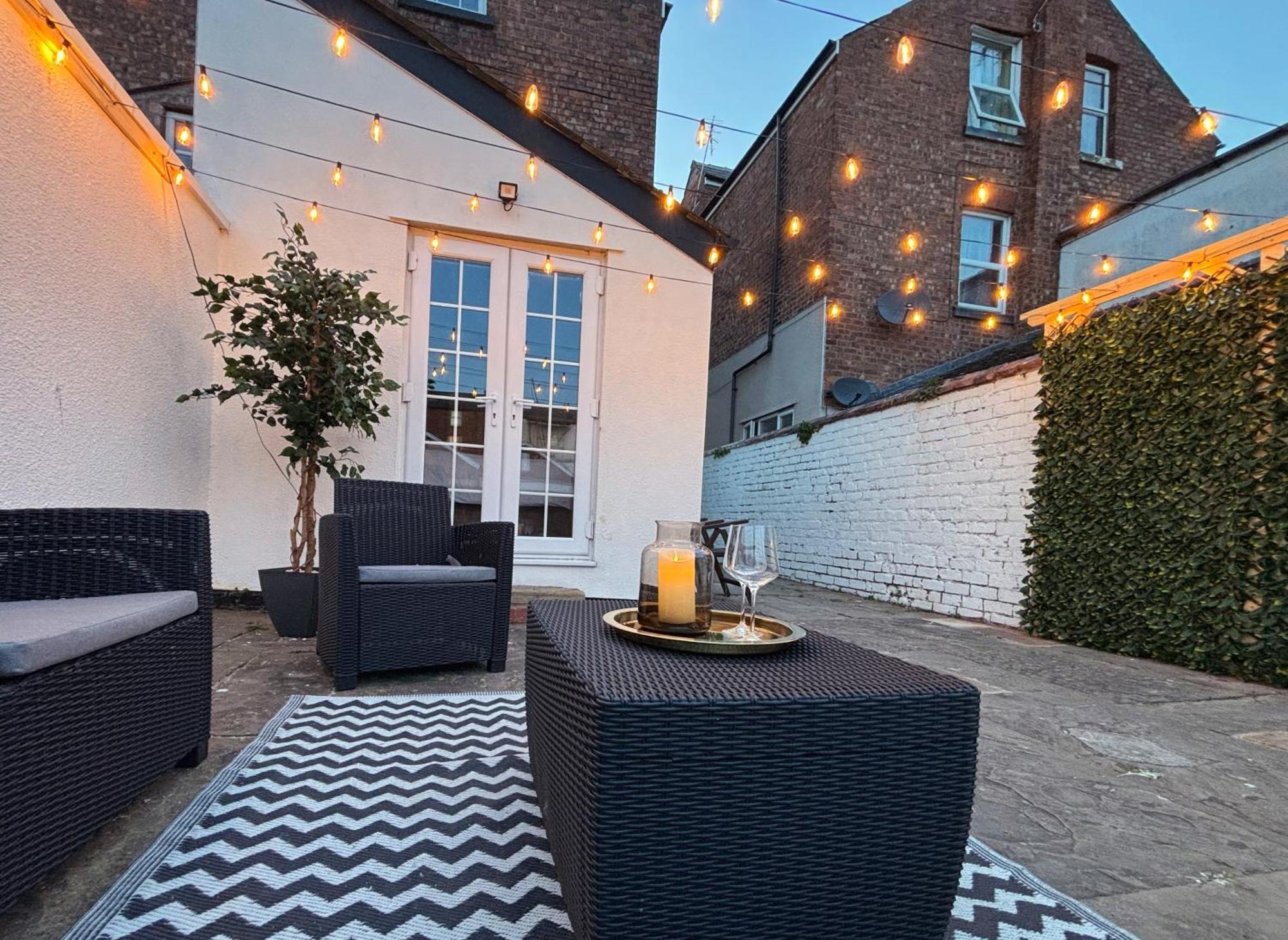 Lethbridge 49 3-bedroom With Garden, Fibre Wifi, Free Parking, Sleeps 6 *
